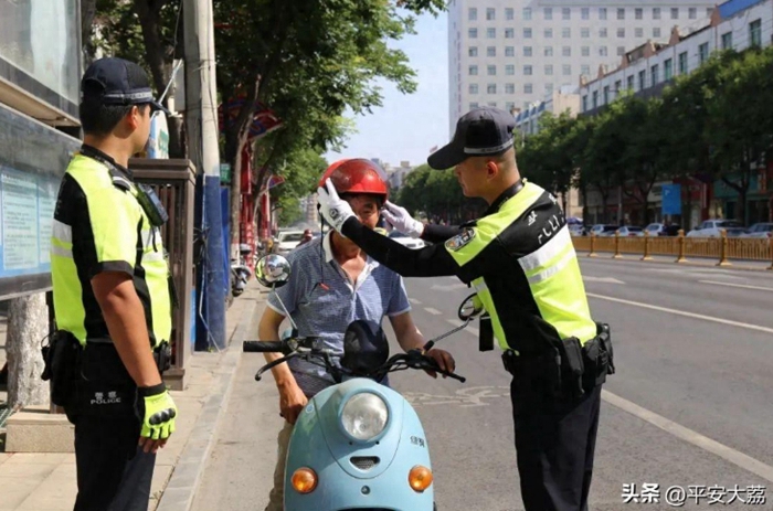 大荔公安交警無畏“烤”驗守平安。