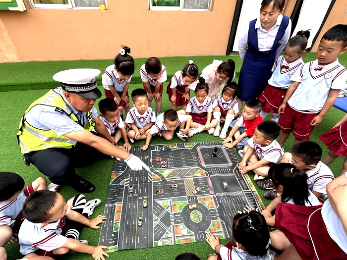 白水公安交警走進(jìn)幼兒園開(kāi)展交通安全宣傳活動(dòng)。