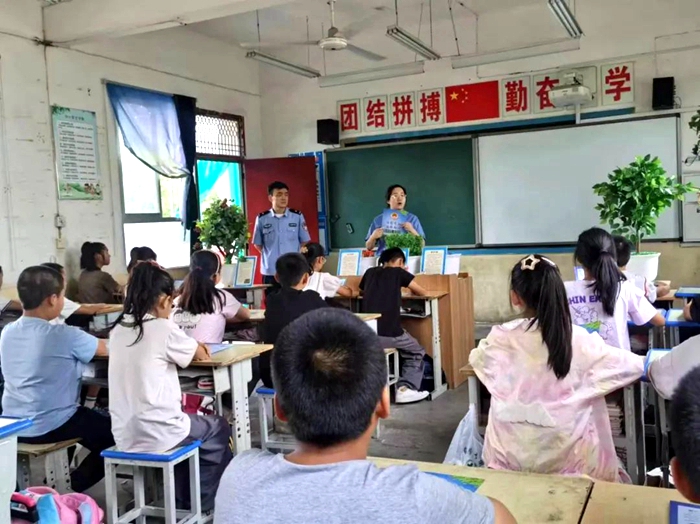富平縣人民檢察院聯(lián)合縣公安局共同走進(jìn)美原鎮(zhèn)仁張小學(xué)講授禁毒普法教育課。