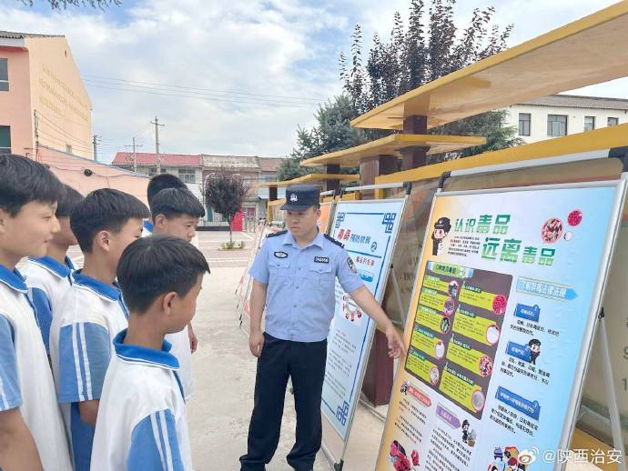 合陽(yáng)縣公安局路井派出所組織民警深入轄區(qū)校園開(kāi)展禁毒宣傳活動(dòng)。