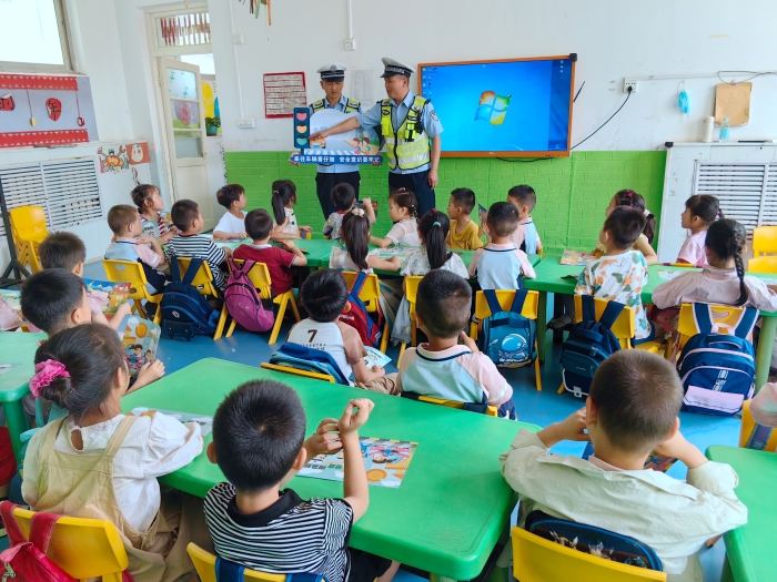 白水交警走進(jìn)轄區(qū)幼兒園開(kāi)展暑期交通安全宣傳活動(dòng)。