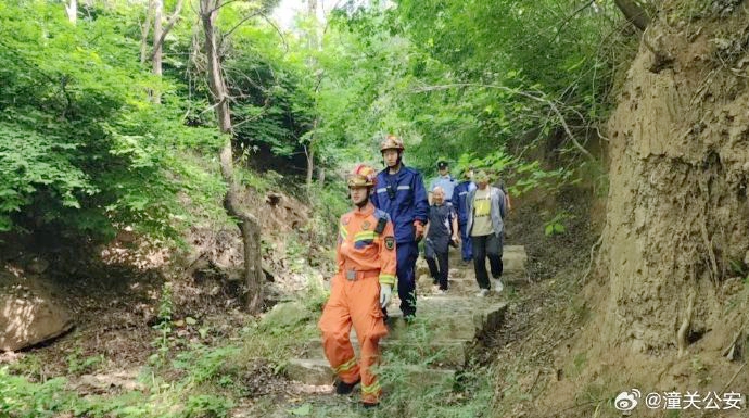潼關(guān)警民消防聯(lián)合13小時(shí)成功搜救爬山迷路老人.