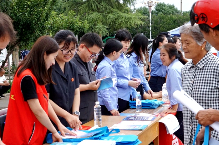 富平縣人民法院劉集人民法庭在富平縣委政法委的組織下，聯合縣檢察院、公安局、司法局、留古鎮政府等單位深入留古鎮開展普法宣傳活動。