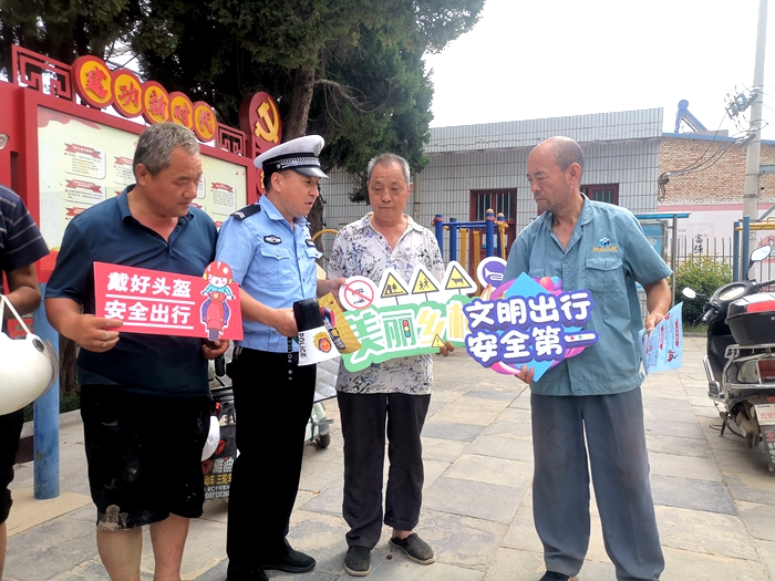 大荔公安交警開展“美麗鄉村行”交通安全巡回宣傳活動。