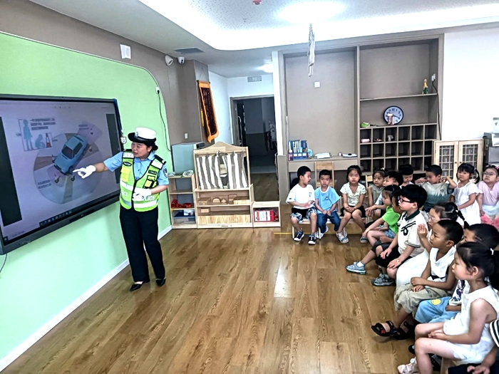 臨渭交警大隊四中隊民警來到臨渭區第一幼兒園開展暑期交通安全宣傳。