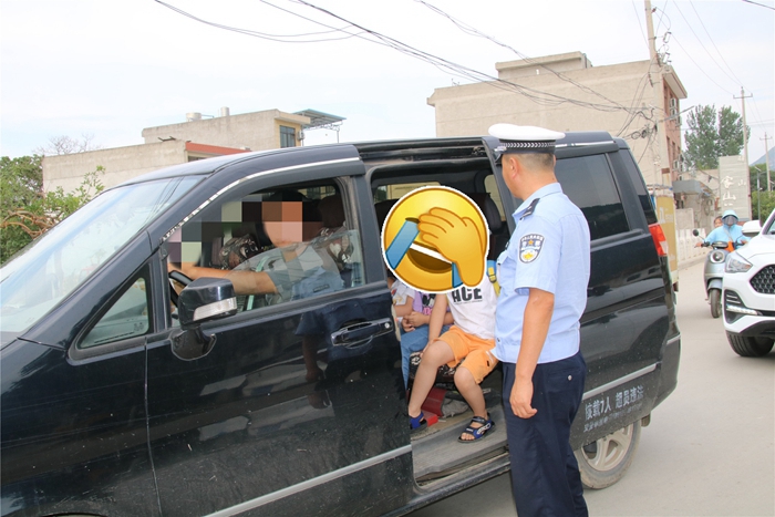 華陰交警查處非法“黑校車”。
