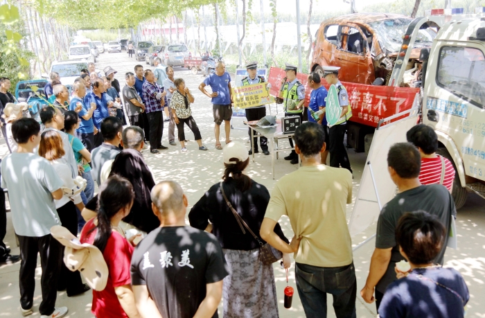 臨渭交警開展交通安全宣傳教育活動。