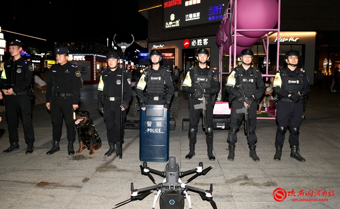 民警在臨渭分局吾悅廣場屯警點執勤。記者 許艾學 攝