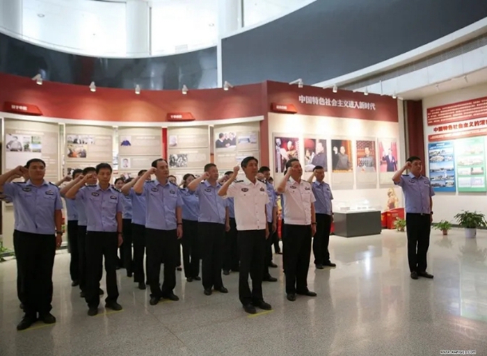 市公安局交警支隊民輔警參觀參觀《奮斗之路——“不忘初心、牢記使命”主題教育展》。
