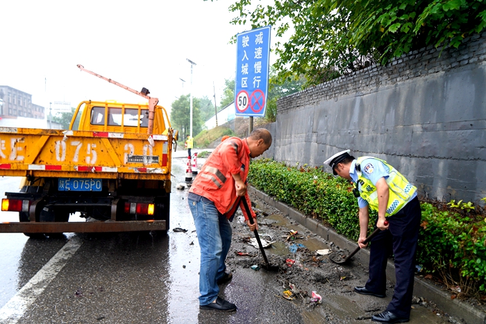 華州公安交警雨天疏堵保暢護安全。