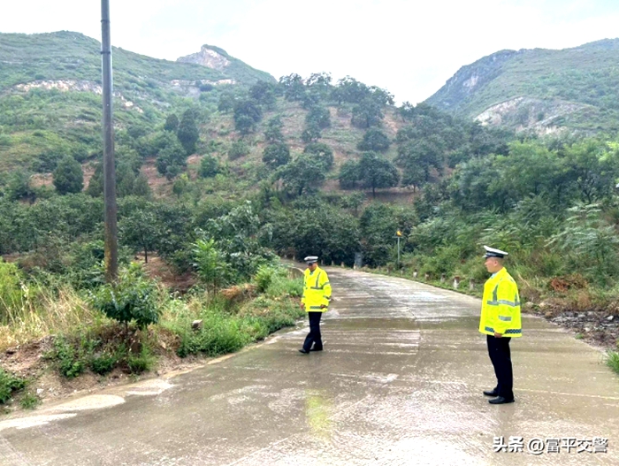 富平縣公安局交警大隊加強雨天道路交通管控，積極為群眾出行保駕護航。