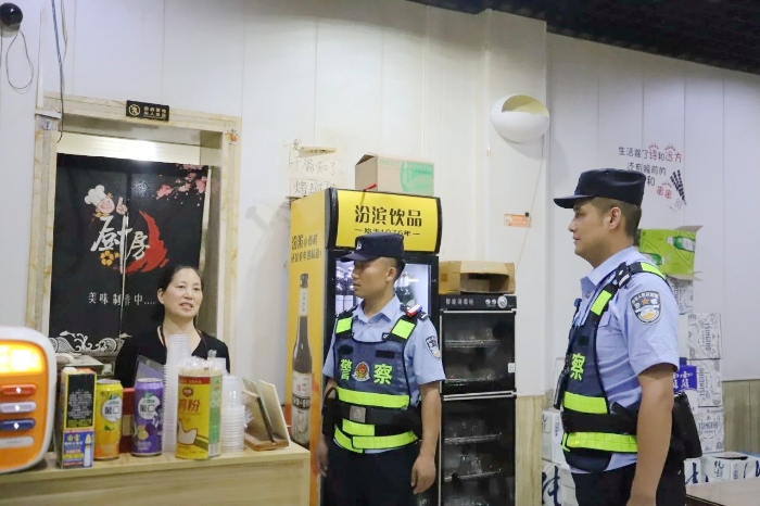 華州公安對(duì)城區(qū)食品、藥品開展集中檢查。