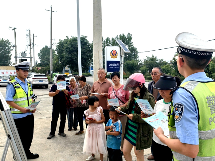 白水公安交警深入農村地區開展暑期交通安全宣傳。