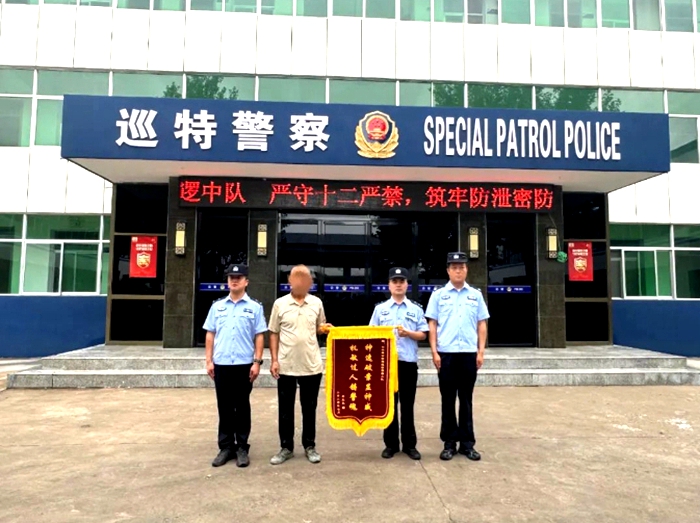 白水公安巡特警大隊快速破獲盜竊案，群眾感激送錦旗。