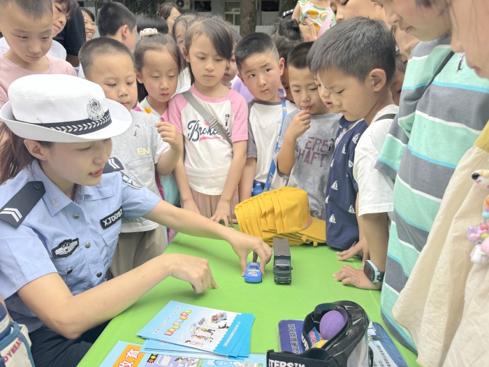 韓城公安交警開展“一老一小”交通安全主題宣傳活動。