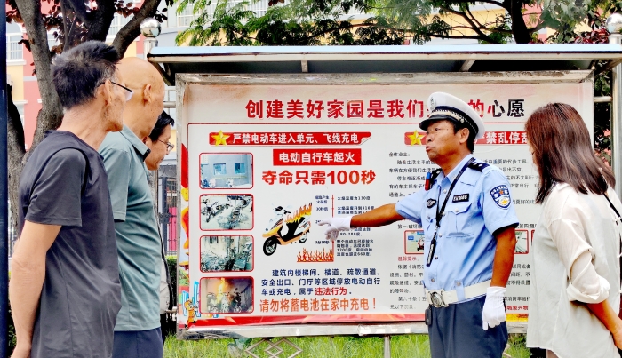 蒲城交警走進小區開展“一盔一帶”主題宣傳活動。