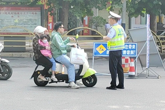 合陽交警持續開展“一盔一帶”集中整治。