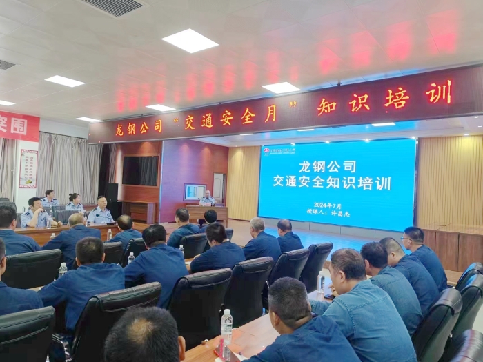 韓城公安交警進(jìn)企業(yè)開展交通安全警示教育宣傳活動(dòng)。