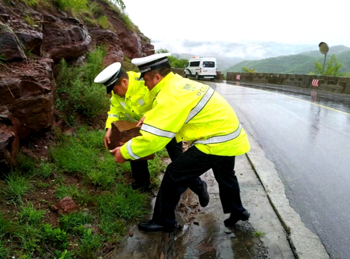 白水交警全警動員，加強雨天道路交通管控。