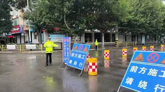合陽交警確保雨天道路暢通。