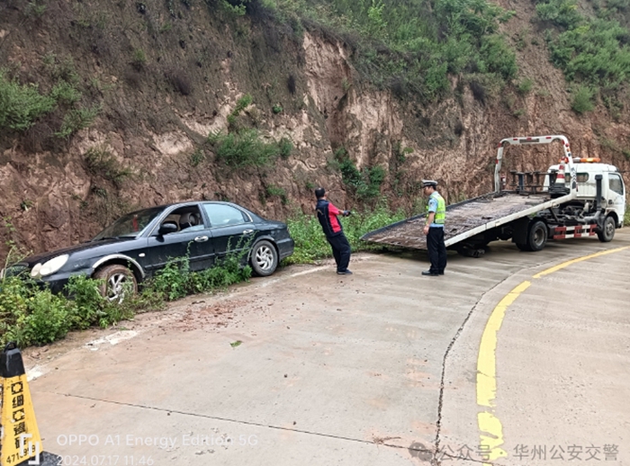 雨天車輛側滑溝渠，華州公安交警緊急救援幫脫險。