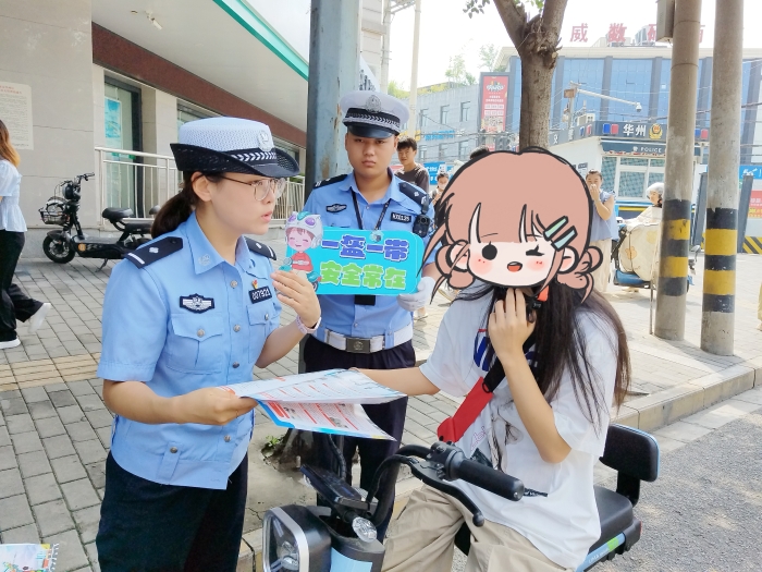華州交警在轄區開展未成年人違規騎行電動車整治行動。