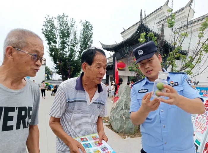 白水縣禁毒辦利用逛燈會開展“禁毒宣傳趕燈會、防毒知識傳萬家”禁毒宣傳教育活動。