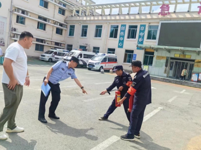 澄城公安長寧派出所深入醫院安全檢查。