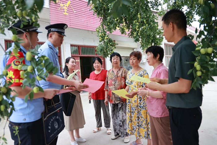 大荔公安下寨派出所聯合鎮政府開展夏季治安巡查宣防行動。