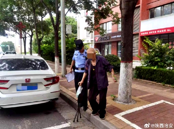 富平公安暖心救助走失老人。