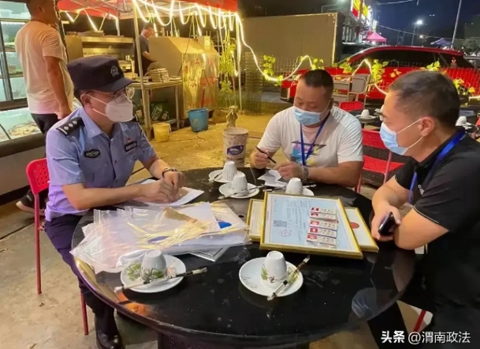 合陽公安組織警力對食品、藥品進貨渠道、保質期等情況進行全方位檢查。