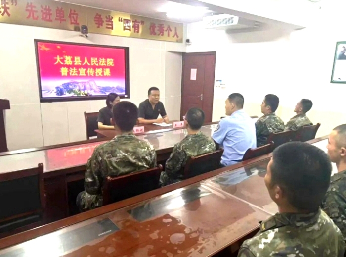 大荔法院民一庭聯合司法警察大隊共同走進大荔武警中隊開展法治宣講活動。