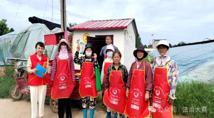 大荔縣司法局朝邑司法所結(jié)合當(dāng)?shù)剞r(nóng)忙特點開展防溺水、預(yù)防電信詐騙宣傳活動。