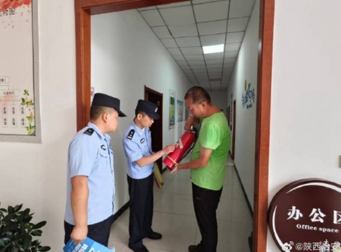 富平公安民警對轄區(qū)九小場所消防安全進(jìn)行檢查。