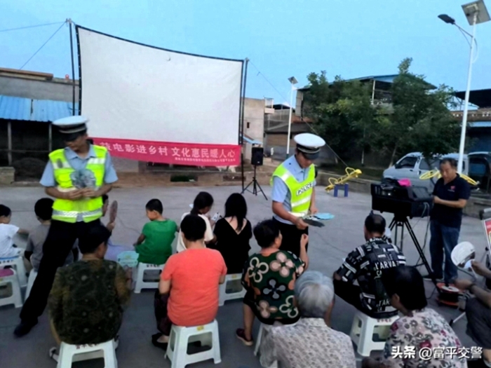 富平交警莊里中隊宣傳民警走進(jìn)雙嶺村開展“美麗鄉(xiāng)村行”交通安全宣傳活動。