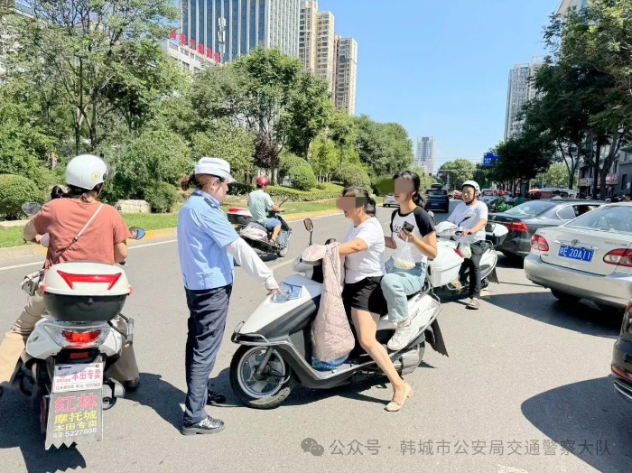 韓城公安交警嚴查騎乘摩托車、電動車不佩戴安全頭盔行為.