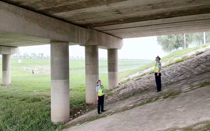 華州公安交警開展公路橋梁專項安全隱患排查工作。