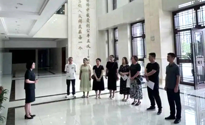 渭南市中級人民法院邀請12名人民調解員代表走進法院旁聽庭審。