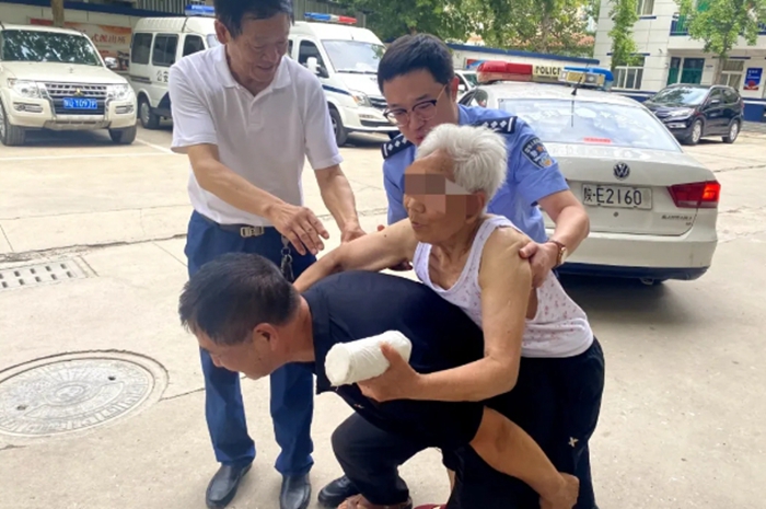 大荔民警找回走失老人。