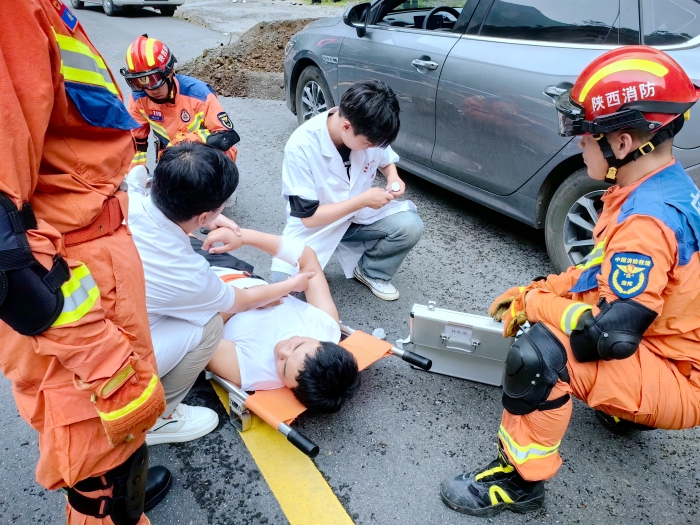 華陰交警開展道路塌方交通應急處置演練。