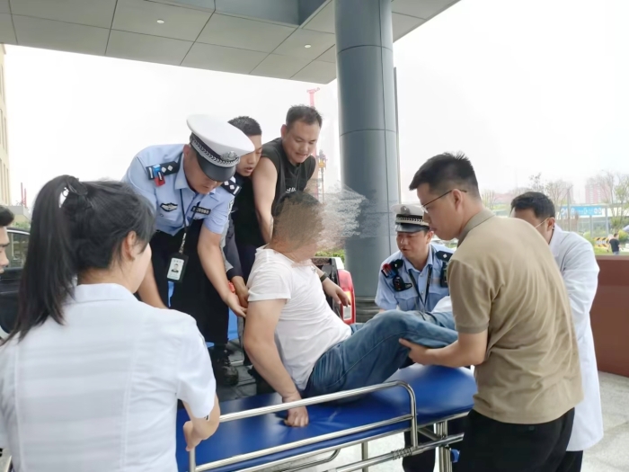 蒲城公安交警緊急救助腿部骨折群眾。