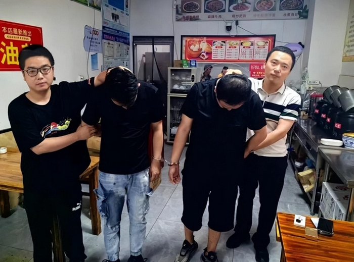 兩男子深夜逐車張貼網(wǎng)絡(luò)招嫖“小卡片”被合陽警方刑事拘留。