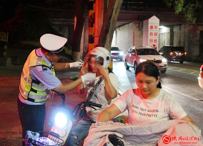 交警在執勤點進行嚴格檢查。記者 黨思雨 攝  1