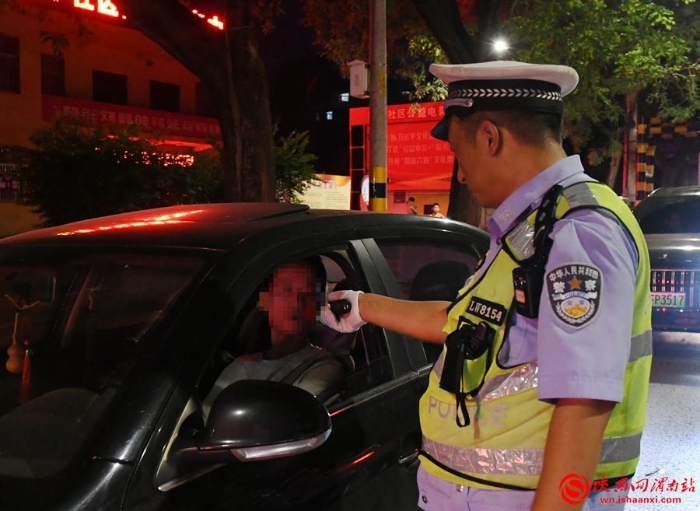 交警在執勤點進行嚴格檢查。記者 黨思雨 攝