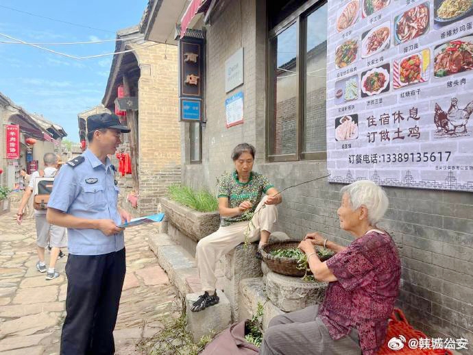 韓城公安西莊派出所民警走進黨家村開展反詐宣傳。