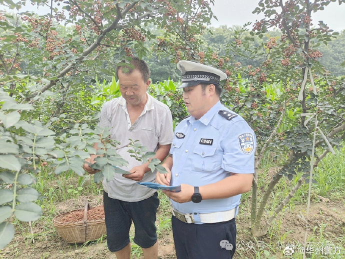 華州公安交管大隊組織民警深入田間地頭開展交通安全宣傳。