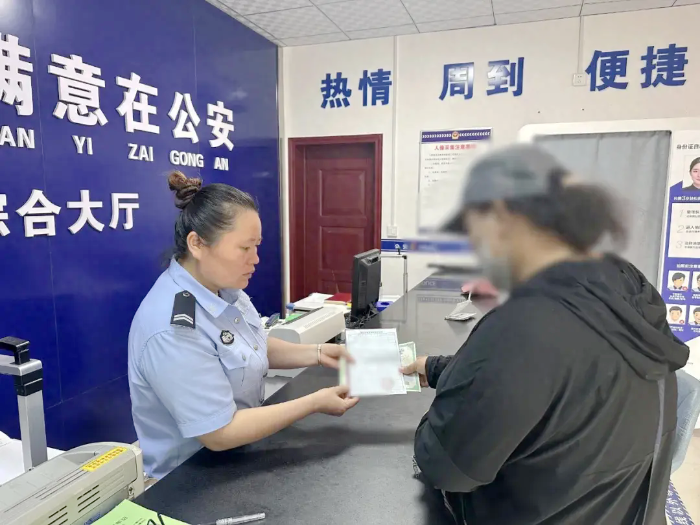 合陽公安幫助群眾解決戶口難題。.webp