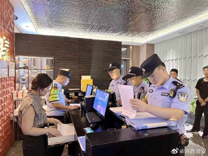 合陽縣公安局治安大隊組織各派出所深入行業場所開展清查檢查.