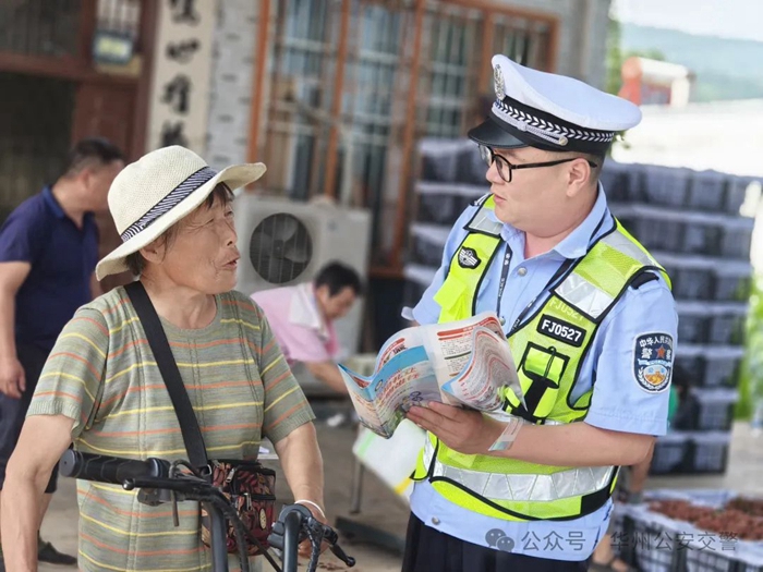 華州公安交警杏林中隊民警多措并舉加強對道路交通安全管控。