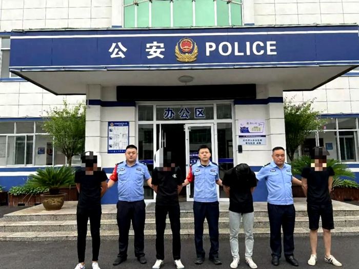 拉車門“掙點錢” 4人盜竊被蒲城警方抓獲。